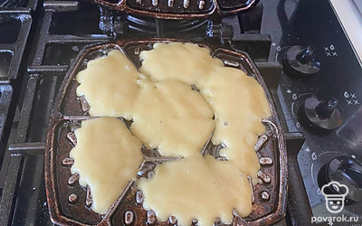 Выложите на неё тесто.