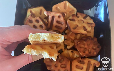 Подавайте к столу горячими! Вафли получаются очень хрустящими снаружи и мягкими внутри.