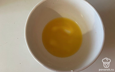 Сливочное масло растопите в микроволновой печи.