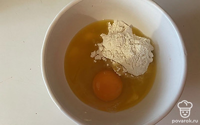 К маслу добавьте сахар, яйцо и муку.