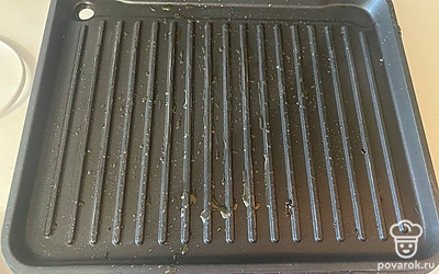 Гриль смажьте растительным маслом.