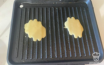 Выложите на него столовой ложкой часть теста.