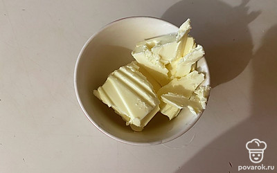 Маргарин и сливочное масло поместите в посуду. 