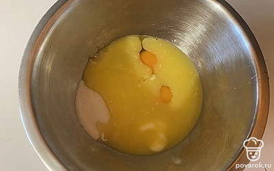 В отдельной посуде соедините сахар, яйца, растопленные маргарин и сливочное масло. 