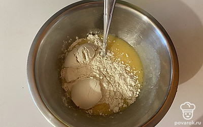 Просейте муку в жидкую смесь. 