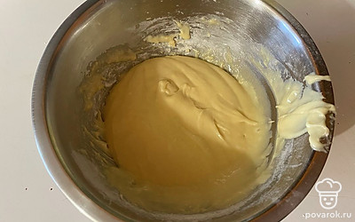 Перемешайте до исчезновения комочков, тесто должно получиться слегка густым. 