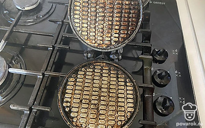 Форму для вафель смажьте растительным маслом и поставьте на огонь. 
