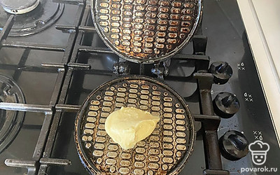 На форму выложите одну столовую ложку теста. 