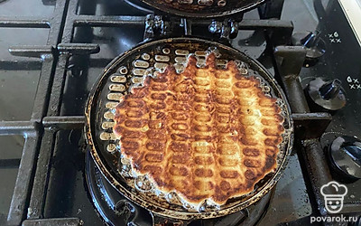 Обжаривайте с двух сторон до золотистой корочки. 