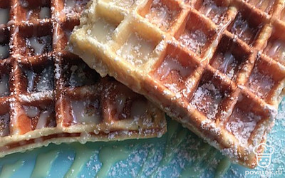 Кто любит послаще, можно полить вафли сгущенкой.