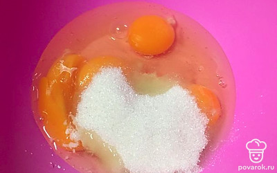 Все ингредиенты кладем в миску.