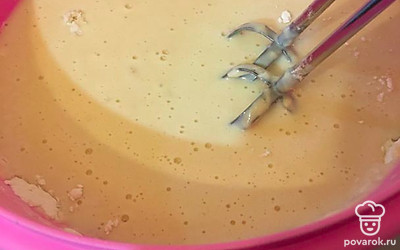 Муку добавляем в последнюю очередь и хорошенько размешиваем венчиком.