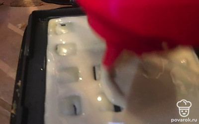 Прогреваем вафельницу и заливаем в неё тесто (удобно это делать из специальной бутылки) Выпекаем до готовности.