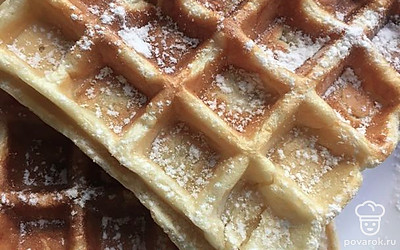 Готовые вафли посыпаем сахарной пудрой.