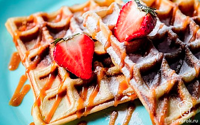 Можно полить карамелью и украсить свежими ягодами или фруктами. Приятного аппетита!