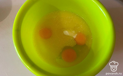 В миске соедините яйца, сахар и сливочное масло. 
