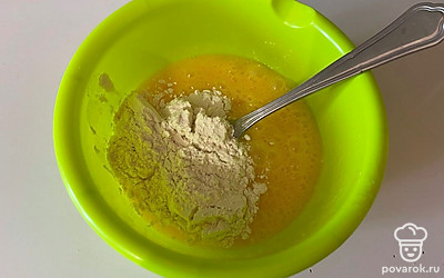 Добавьте муку.