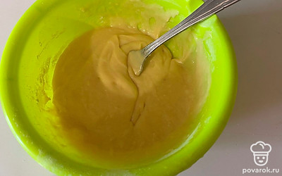 Взбейте до исчезновения комочков муки. 