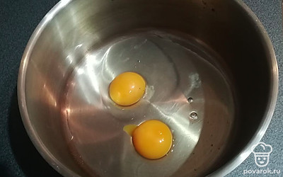 Разбейте яйца в глубокую миску.