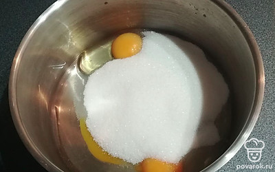 Добавьте сахар, все взбейте и добавьте растопленный маргарин, соль и соду.