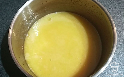 Понемногу добавьте муку и перемешайте.