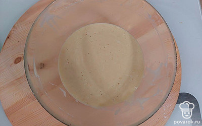 Добавьте молоко, масло. Хорошо смешайте.