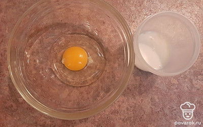 Смешиваем яйцо и молоко.