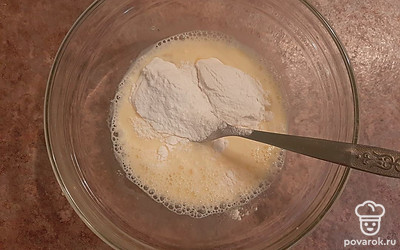 Добавляем рисовую муку, соль, перемешиваем до однородного состояния.