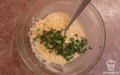 Натираем сыр, нарезаем зелень. Хорошо перемешиваем.