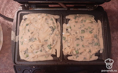 Смазываем вафельницу маслом, выкладываем тесто на раскаленную вафельницу. Закрываем. Выпекаем 5-7 минут.