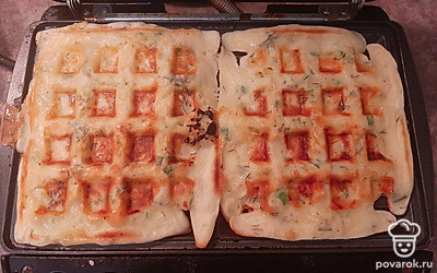 Открываем, достаем вафли.