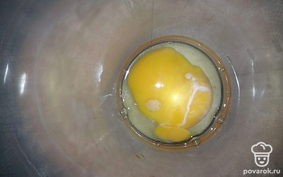 Взбиваем одно яйцо миксером с щепоткой соли.