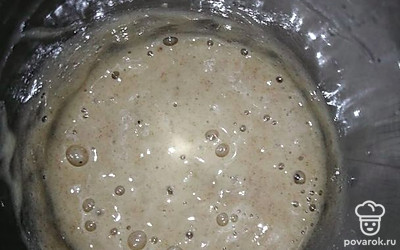 Добавляем банан к яйца и взбиваем.