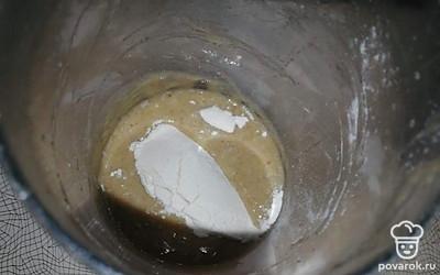 Добавляем муку, ванилин, взбиваем.
