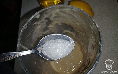 Разогреваем вафельницу или сковороду. Пробуем на сахар и можем по желанию добавить сахара, также добавляем треть чайной ложки соды, гашеной лимонным соком, и чайную ложку растительного масла.