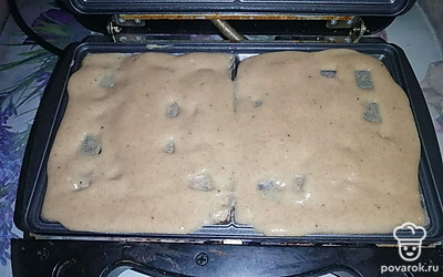 Разогреваем вафельницы (или сковороду) и заливаем тесто. Держим в вафельнице 10 минут (регулируем в зависимости от вашей вафельницы или сковороды).