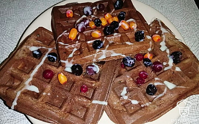 Подаём с ягодами, сгущёнкой, сиропом или со взбитыми сливками.