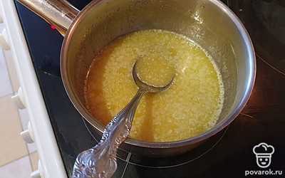 Растопите сливочное масло, добавьте сахар, перемешайте.