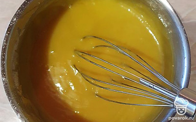 Добавьте яйца и муку, перемешайте.