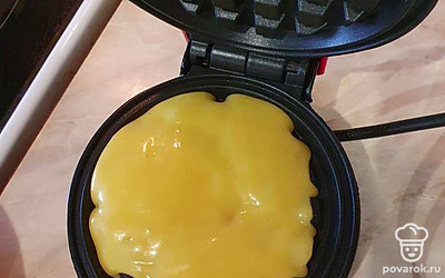 Выкладывайте по 2 столовых ложки смеси в вафеленьницу и выпекайте примерно 2 минуты.