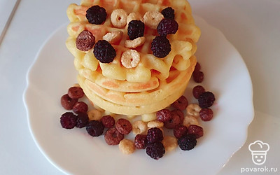 Украсьте ягодами ежевики и хлопьями.