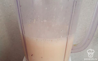 Смешайте яйцо, банан, творог до однородной консистенции.