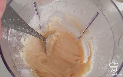 Добавьте разрыхлитель и муку. Нужна консистенция густой сметаны.