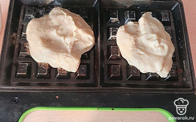 Выпекайте в электровафельнице до румяности 3 минуты.