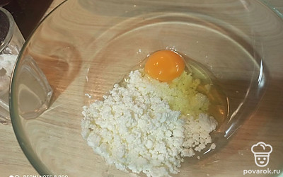 Яйца смешайте с творогом с помощью блендера.