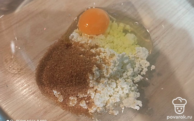 В получившуюся массу добавьте сахар.