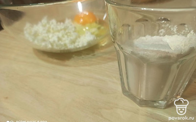 Муку отдельно смешайте с разрыхлителем.