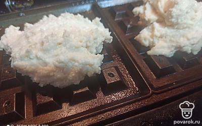 Выпекайте в вафельнице 10 минут до образования хрустящей корочки.