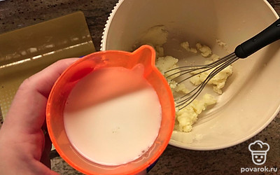 Размягченное сливочное масло разотрите с сахаром.