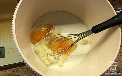 Добавьте молоко и яйца, хорошо перемешайте.